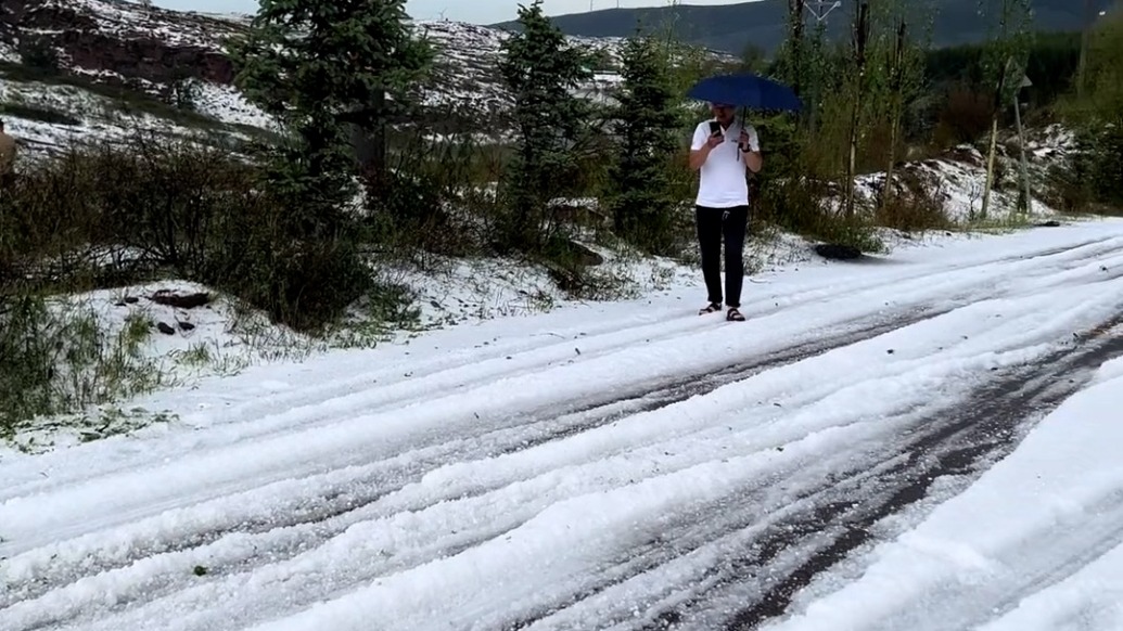 山西忻州宁武县部分地区突降冰雹,路面如覆盖一层积雪