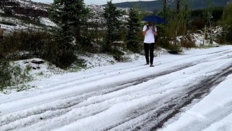 山西忻州宁武县部分地区突降冰雹，路面如覆盖一层积雪