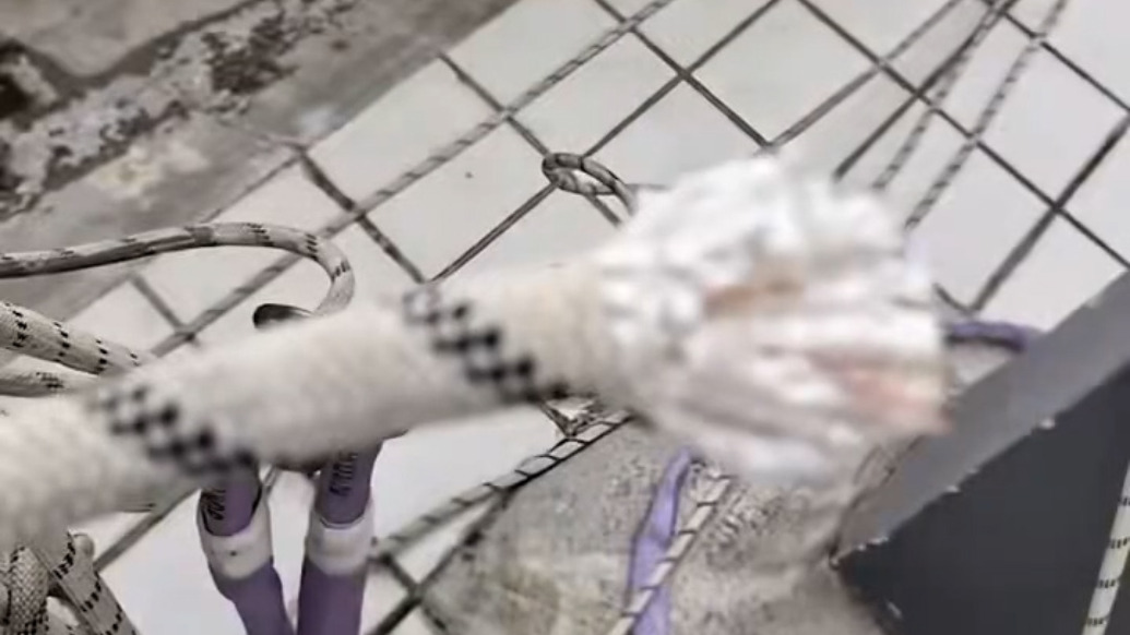 武汉一工人高空作业时副绳疑遭恶意割断,当地警方已介入