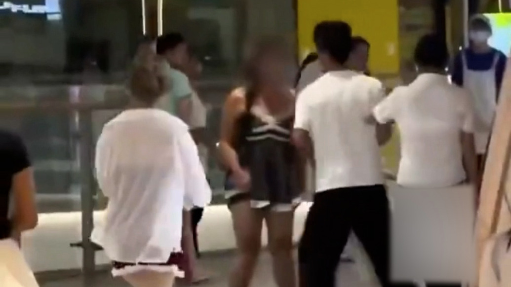 女友在商场被没拴绳的狗吓到,男子摔狗并掌掴狗主人,警方介入调查