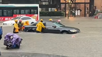 暴雨天推汽车救援的骑手找到了：有多名00后，“当时只想助人为乐”