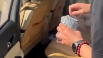 民警赶往目的地高速路口，在受害人向诈骗分子交付现金的最后一刻成功拦截