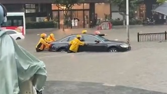 “看到有需要就停下来帮一把”，上海暴雨天合力推车的“00后”骑手获表彰 