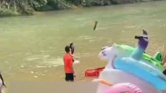 广东潮州一家四口玩“漂流鸭”翻船，19个月大的幼童不幸溺亡