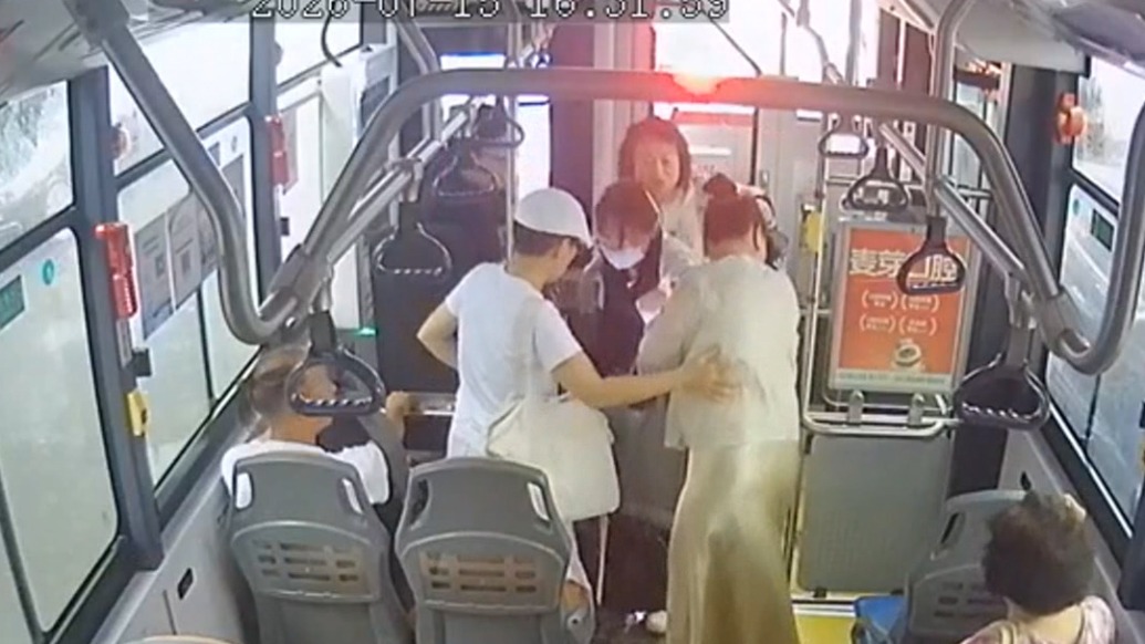 女学生在公交车上突然哭着称肚子疼，乘客纷纷上前安抚，司机确保安全前提下提速到站