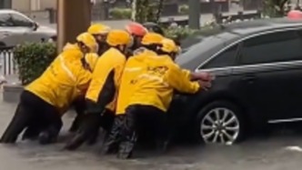 暖侬心丨善意不会被辜负，上海暴雨中帮忙推车的外卖小哥们被表彰了