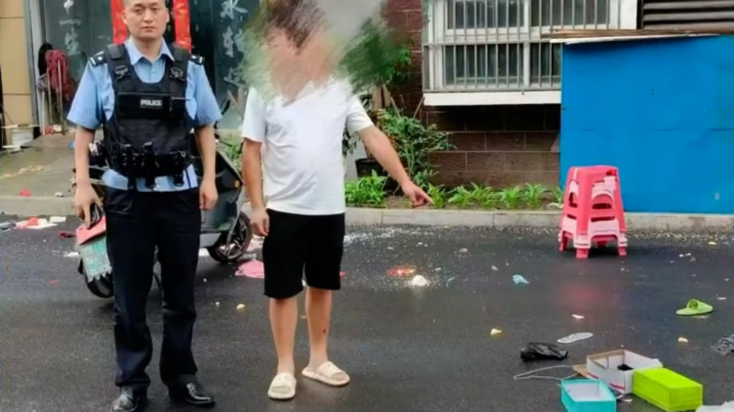 男子情绪失控从六楼抛下杂物,被依法行政拘留