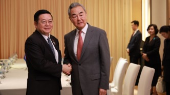 王毅会见东盟秘书长高金洪