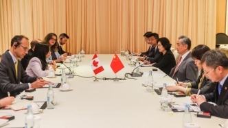 王毅会见加拿大外长阿南德