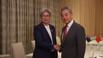 王毅会见澳大利亚外长黄英贤