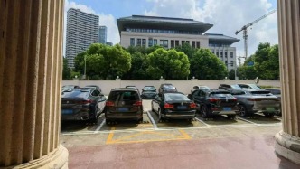小区车位设在健身会所正门口，改造合法吗？法院：取消并恢复原状