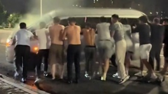 一群人，一声吼！淄博深夜侧翻车辆被路人联手扶正，车内人员脱困
