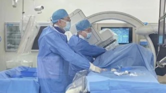 尿毒症老人撞伤脚面临截肢，医院一站式杂交手术保住双腿
