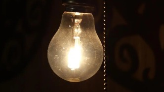 夜读｜第一个电灯亮起的夜晚