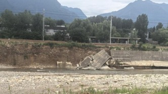 西安灞河新建河堤护坡大面积破损？蓝田县水务局：洪水冲刷所致，工程质量合格