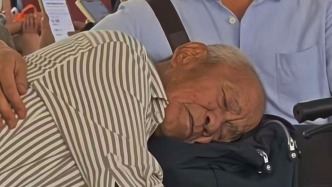 候车厅里的温柔：小时候我倚着你，现在换你靠着我