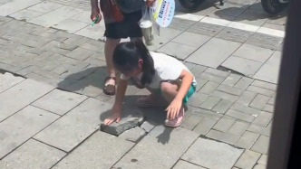 暖侬心｜小小身影，满满爱心！上海街头，小女孩蹲下整平松动的路砖