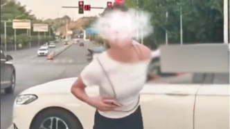 重庆一女子站车道挡路让自家车加塞后，还对被挡车辆吐口水挑衅