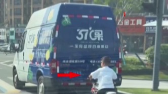 视频丨6岁男童驾驶迷你摩托驶入机动车道，交警：不属于儿童玩具，应严禁