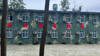 将孩子送特训机构的家长，也需要“救赎”｜离题