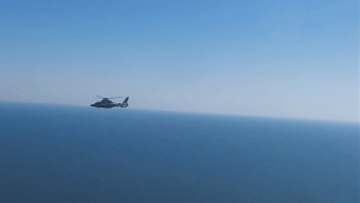 东部战区海军某部组织舰载直升机实弹射击及海上着舰训练