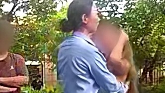 救援人员下水、海军冲上前、女警拥抱……他们用自己的方式拽回轻生的她