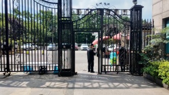 门禁公司回应拆除小区大门和门禁：曾免费换门换广告投放权，新物业不认已签合同