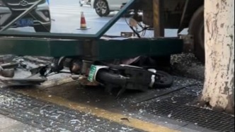 四川乐山一工人更换路牌时被砸倒，目击者：休息约十几分钟后自行站起