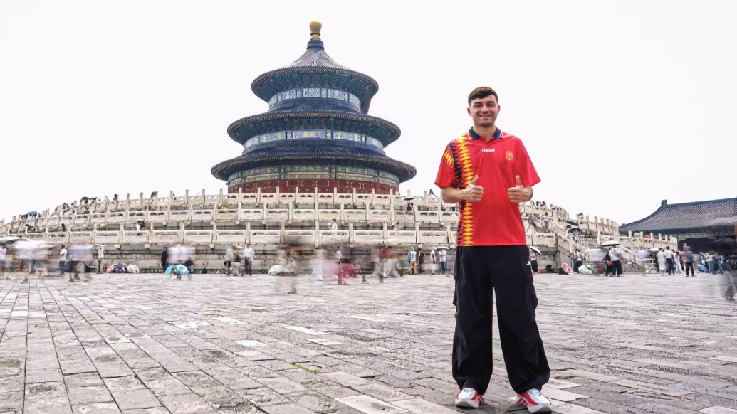 世界杯冠军沉浸式感受“老北京”,佩德里体验非遗空竹
