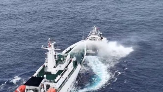 中国海警局公布菲多艘船只侵闯中国黄岩岛管辖海域现场画面