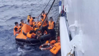 视频丨越南船舶南海沉没62人遇险，中方救起39人仍有23人失联