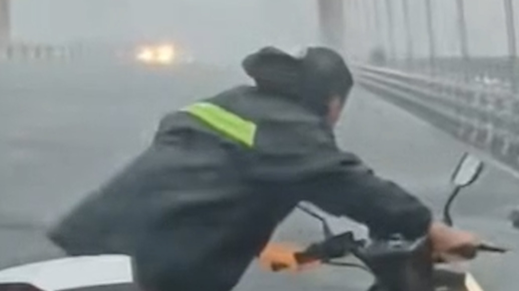 台风“红霞”登陆惠州，志愿者偶遇风中骑摩托车的市民，主动表示：“我送你回家”
