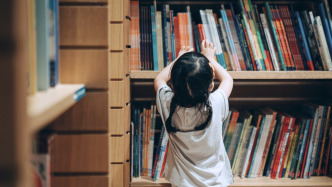 部分图书馆提示：若馆内发现无人看护的未成年人，将联系派出所处置