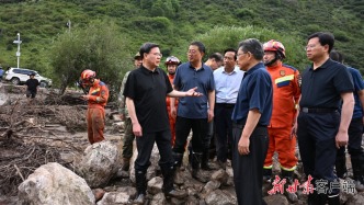 甘肃省委书记、省长在渭源县现场指挥抢险救灾并看望慰问受伤人员