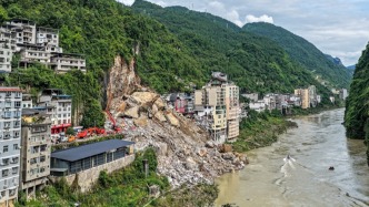 重庆彭水山体崩塌现场找到的中巴内发现遗骸，正检测DNA