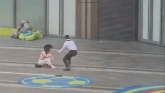 东莞一女子抱幼儿被大风吹倒，保安飞奔救人
