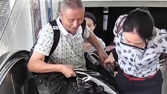 “做了一件该做的事”，老人在扶梯上不慎摔倒，东航员工迅速反应上前扶起