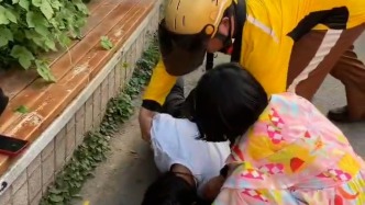 女子倒地抽搐，遛狗大姐和外卖员按120指导施救，众人合力助其苏醒