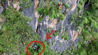 云南丽江一村民进山捡菌子被困悬崖，消防空中定位索降救人