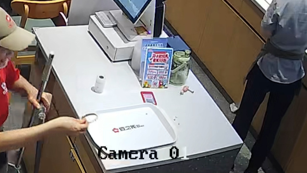 月薪3000元店员拾金不昧归还3万元金手镯：没多想，失主肯定着急
