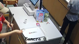 月薪3000元店员拾金不昧归还3万元金手镯：没多想，失主肯定着急