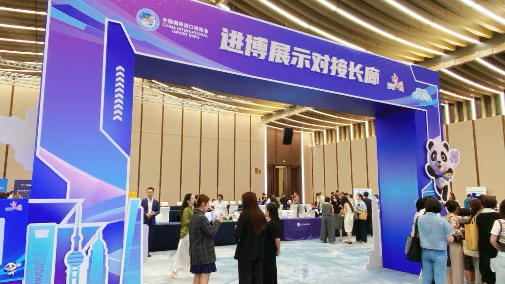 签约明年展会、预展首发产品，这些进博会展商为何“抢跑”？