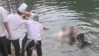 母亲为救落水女儿双双被困，女孩哭喊先救妈妈，附近餐馆员工搭人链成功施救
