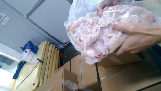 “无抗”牛蛙是假的？加工厂老板：搞一点应付检查就行了
