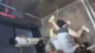 男孩挡电梯等人被催促，其母动手打女孩后双方扭打，湖北仙桃警方已介入