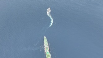 起底菲公务船侵闯我黄岩岛海域，危险操作违反《国际海上避碰规则》