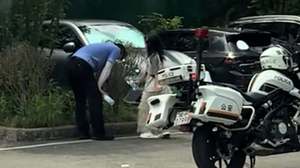交警执勤轻微中暑弯腰缓解,小女孩一路小跑送来一瓶水