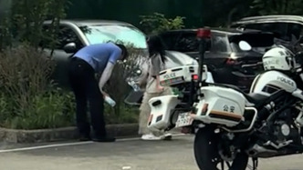交警执勤轻微中暑弯腰缓解，小女孩一路小跑送来一瓶水