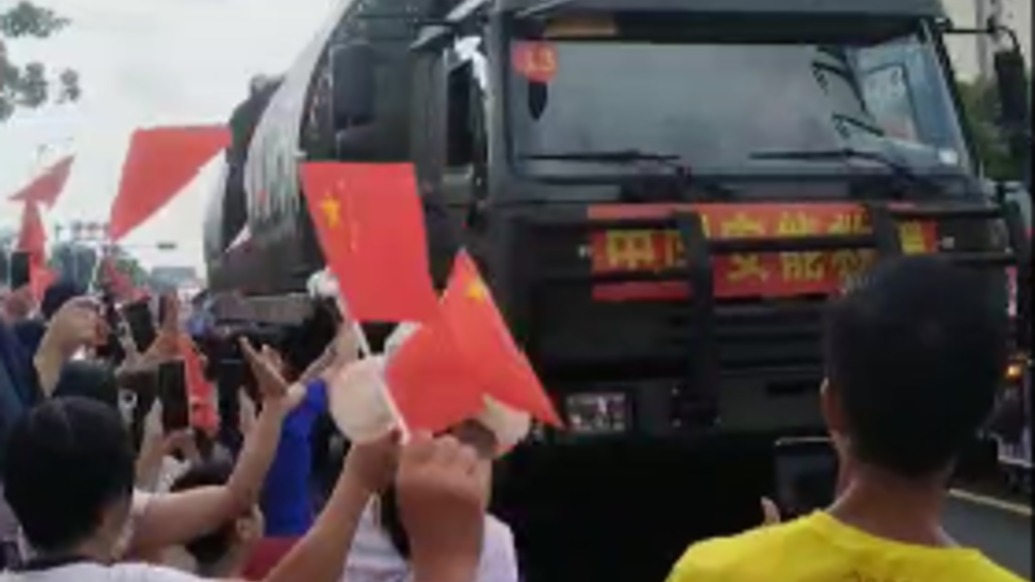 坚守贵港抗洪一线21天！中国安能救援队圆满完成任务，当地百姓欢送英雄