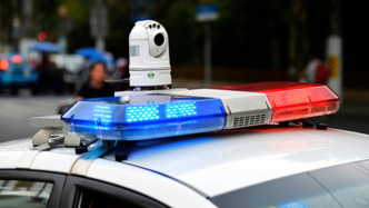 警方通报两辆出租车追逐闯红灯：因营运纠纷引发，2人被刑拘